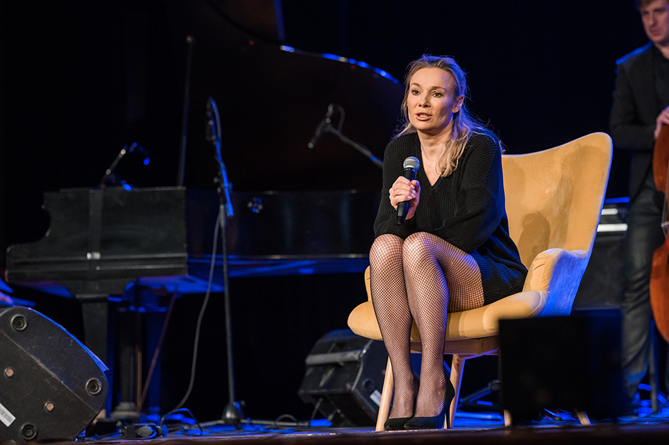 sonia bohosiewicz siedzi na żółtym fotelu z mikrofonem