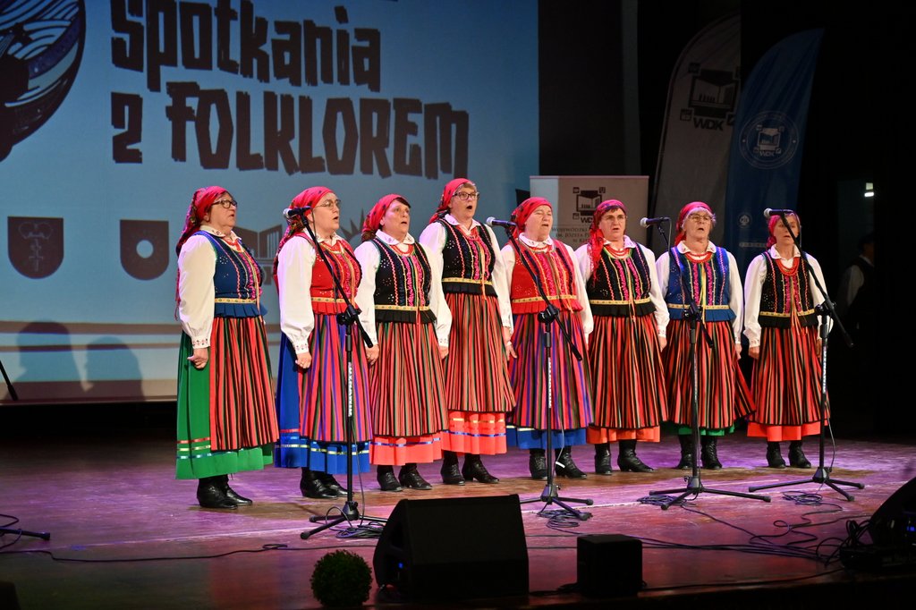Kobiety w strojach ludowych na scenie