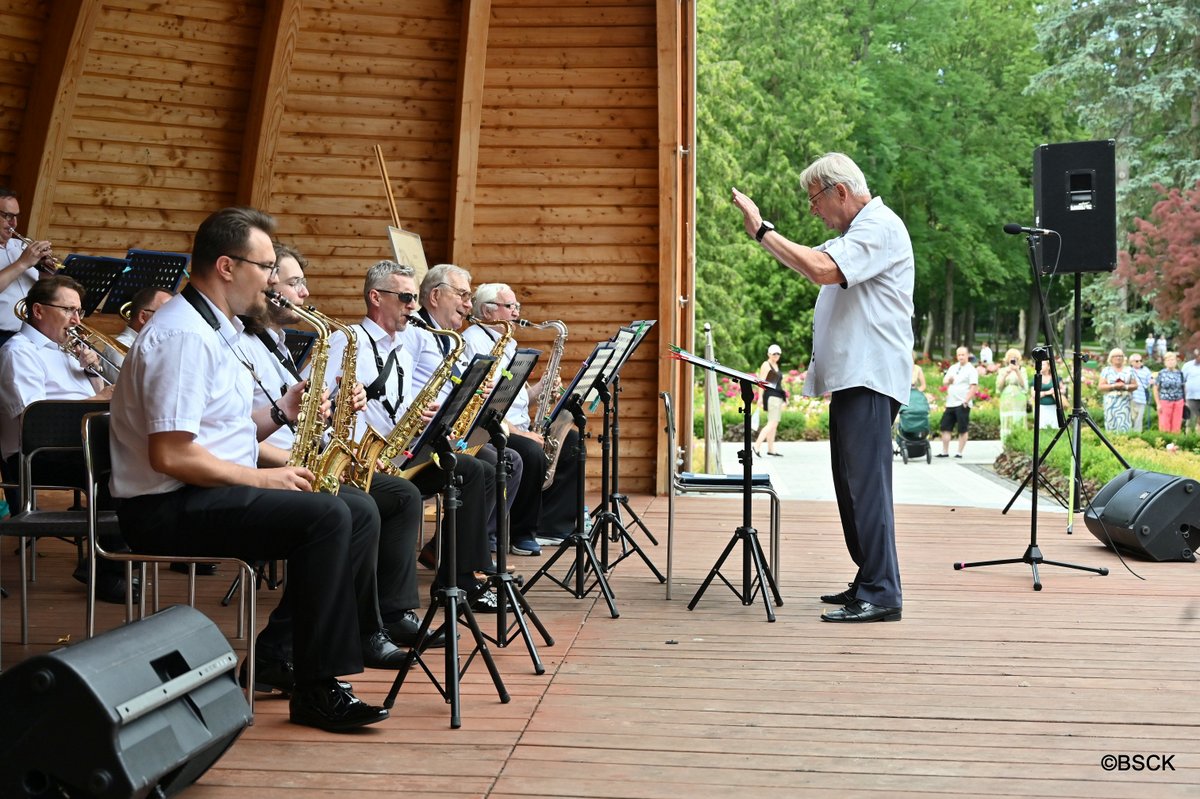 orkiestra dęta w muszli koncertowej