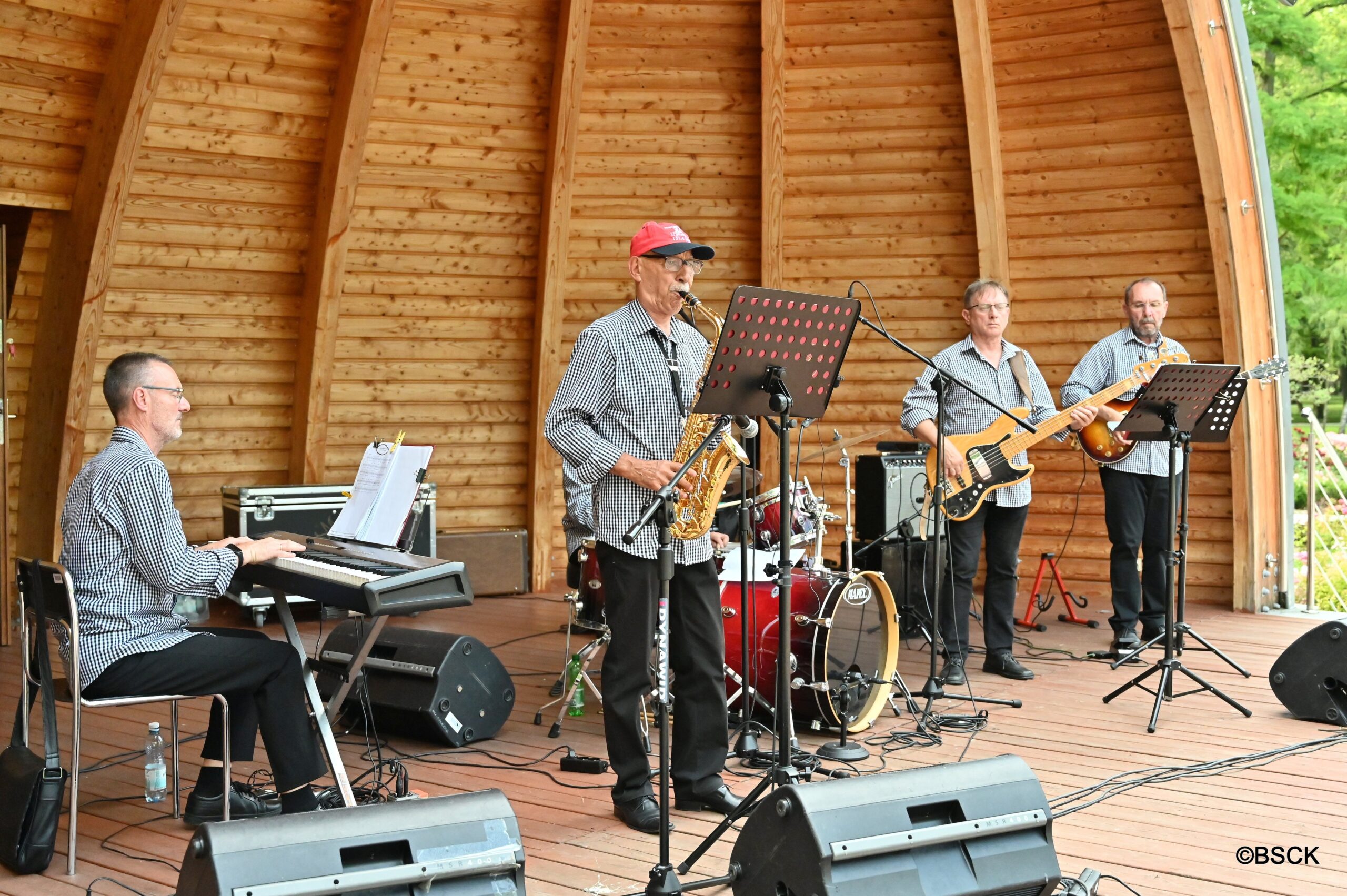 muzycy na scenie muszli koncertowej